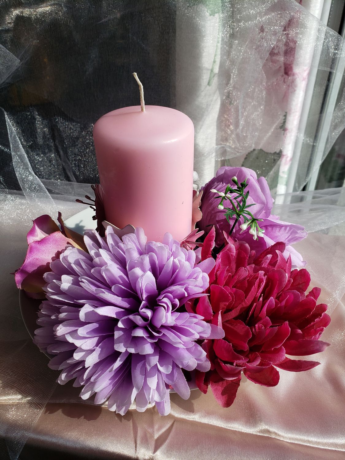 Bougie fleurie sur soucoupe – vue 4 – création faite main, Fleur et Chuchotement