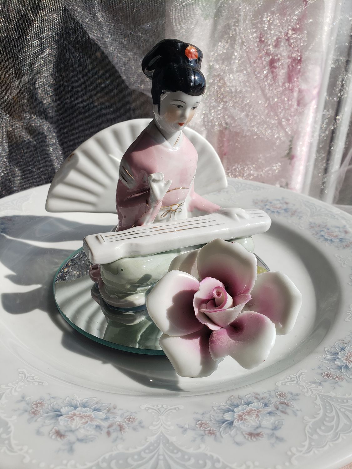 Musicienne en porcelaine – vue 2 – création faite main, Fleur et Chuchotement
