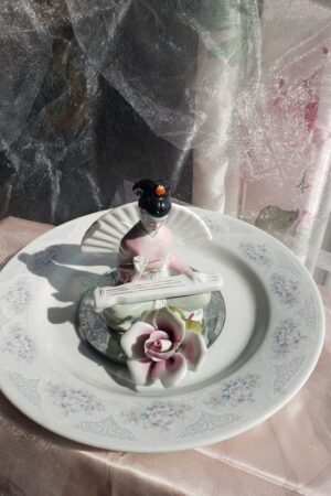 Musicienne en porcelaine – création faite main, Fleur et Chuchotement