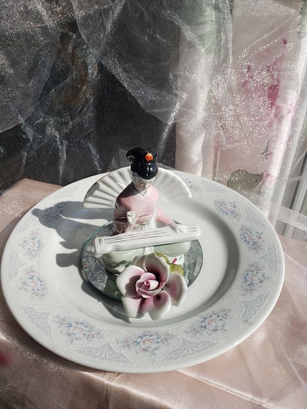Musicienne en porcelaine – création faite main, Fleur et Chuchotement