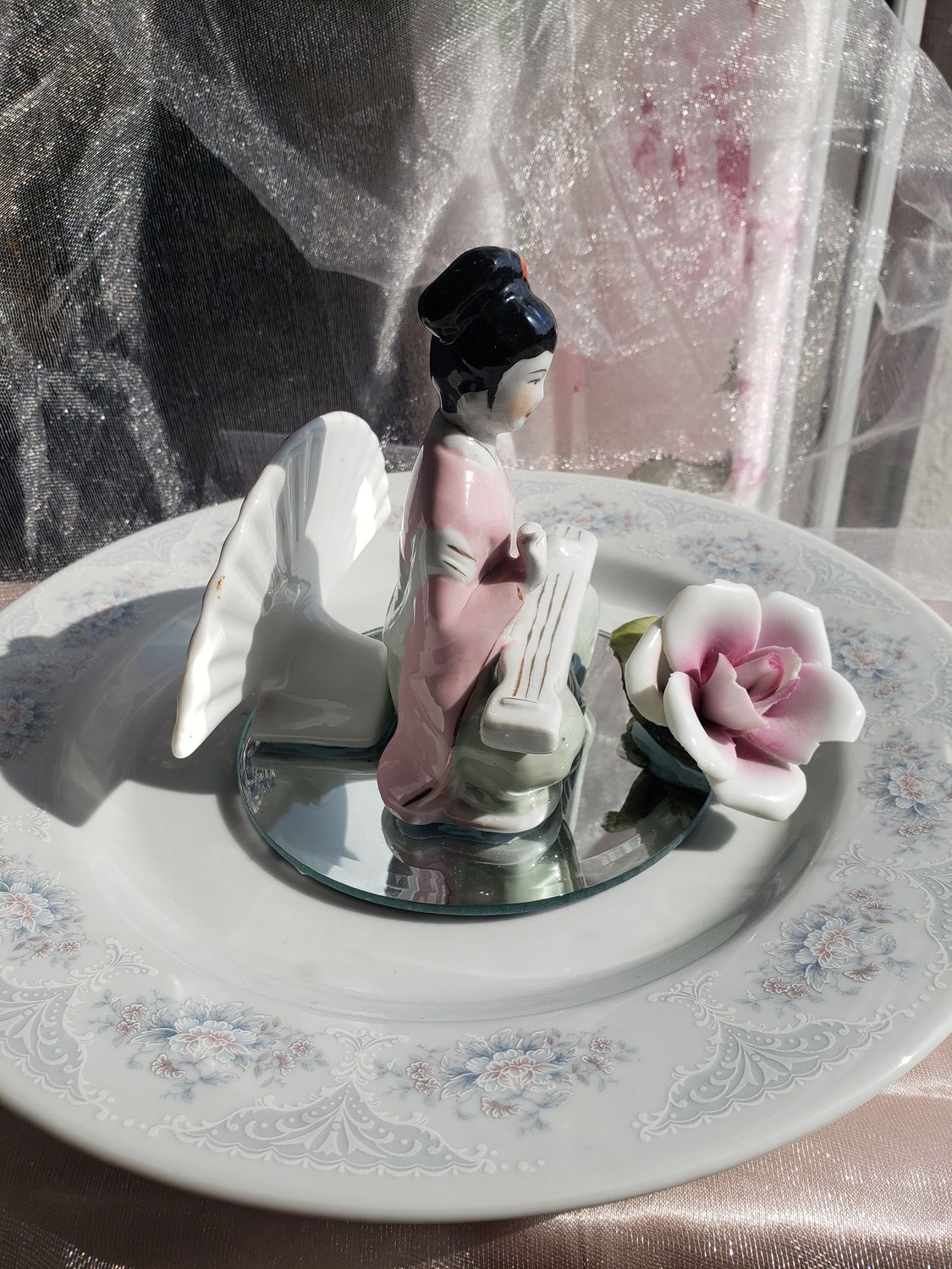 Musicienne en porcelaine – vue 3 – création faite main, Fleur et Chuchotement