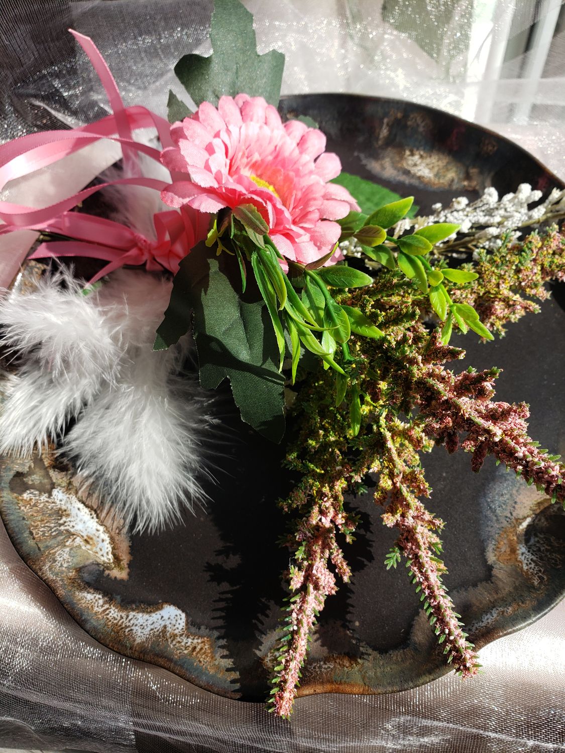 Centre de table fleuri sur assiette – vue 2 – création faite main, Fleur et Chuchotement