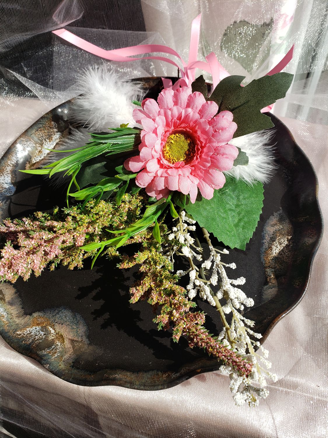 Centre de table fleuri sur assiette – vue 3 – création faite main, Fleur et Chuchotement