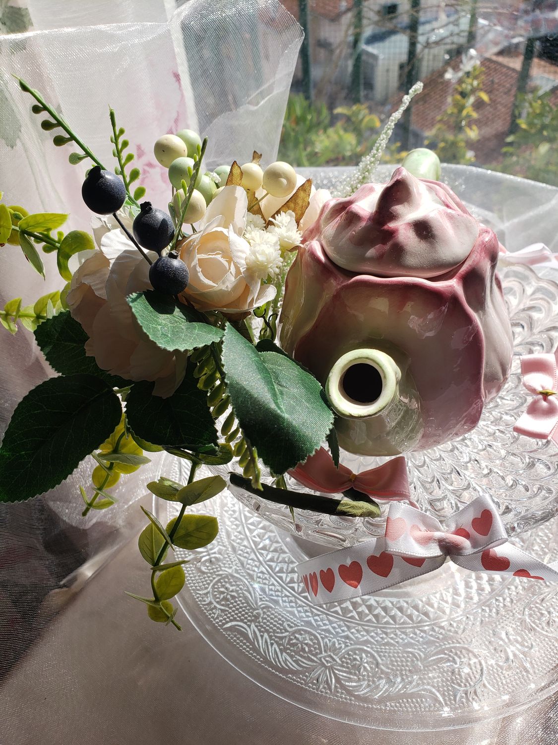 Théière fleurie sur coupelle – vue 3 – création faite main, Fleur et Chuchotement