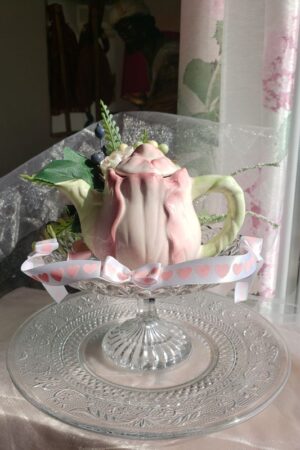 Théière fleurie sur coupelle – création faite main, Fleur et Chuchotement