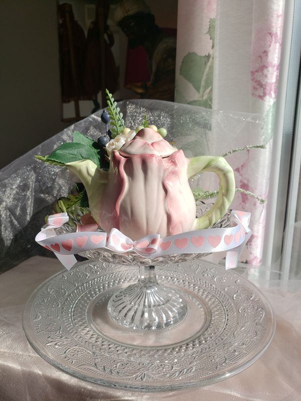 Théière fleurie sur coupelle – création faite main, Fleur et Chuchotement