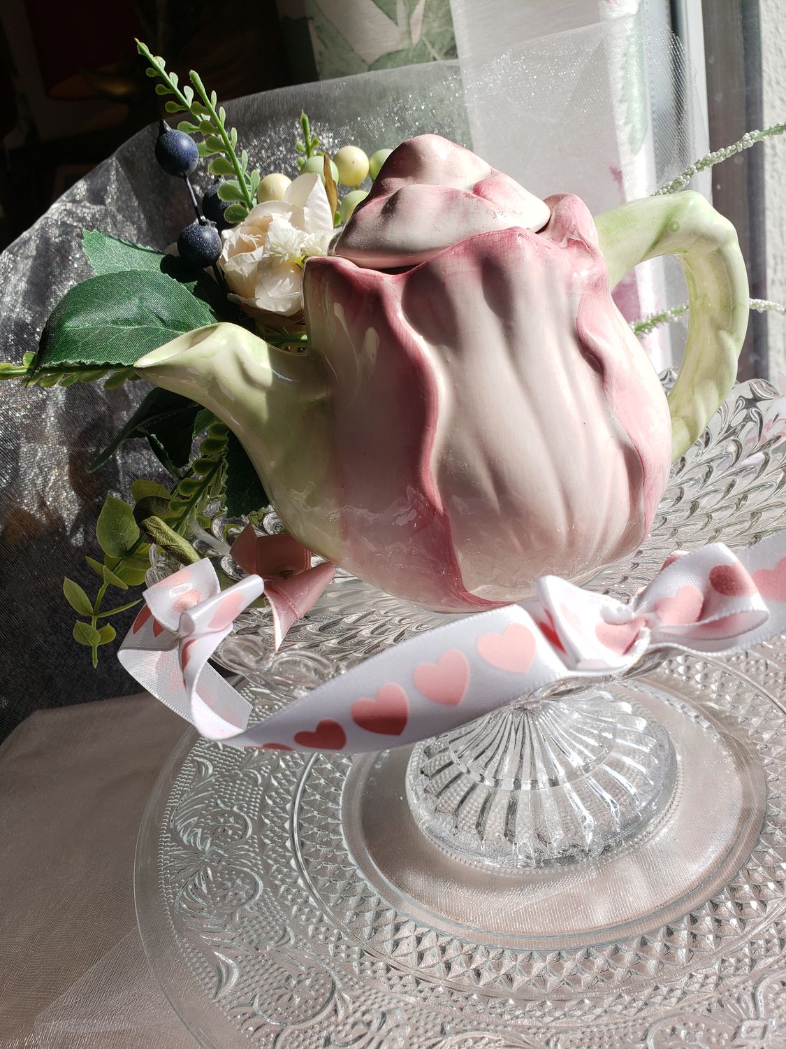 Théière fleurie sur coupelle – vue 2 – création faite main, Fleur et Chuchotement