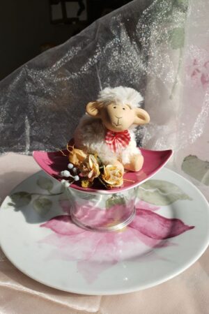 Agneau sur soucoupe – création faite main, Fleur et Chuchotement