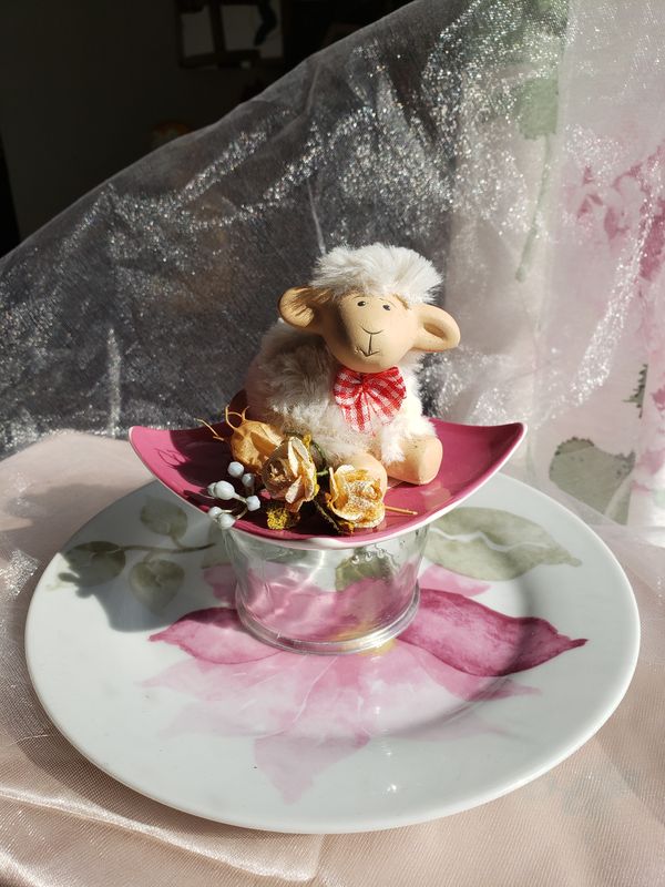 Agneau sur soucoupe – création faite main, Fleur et Chuchotement