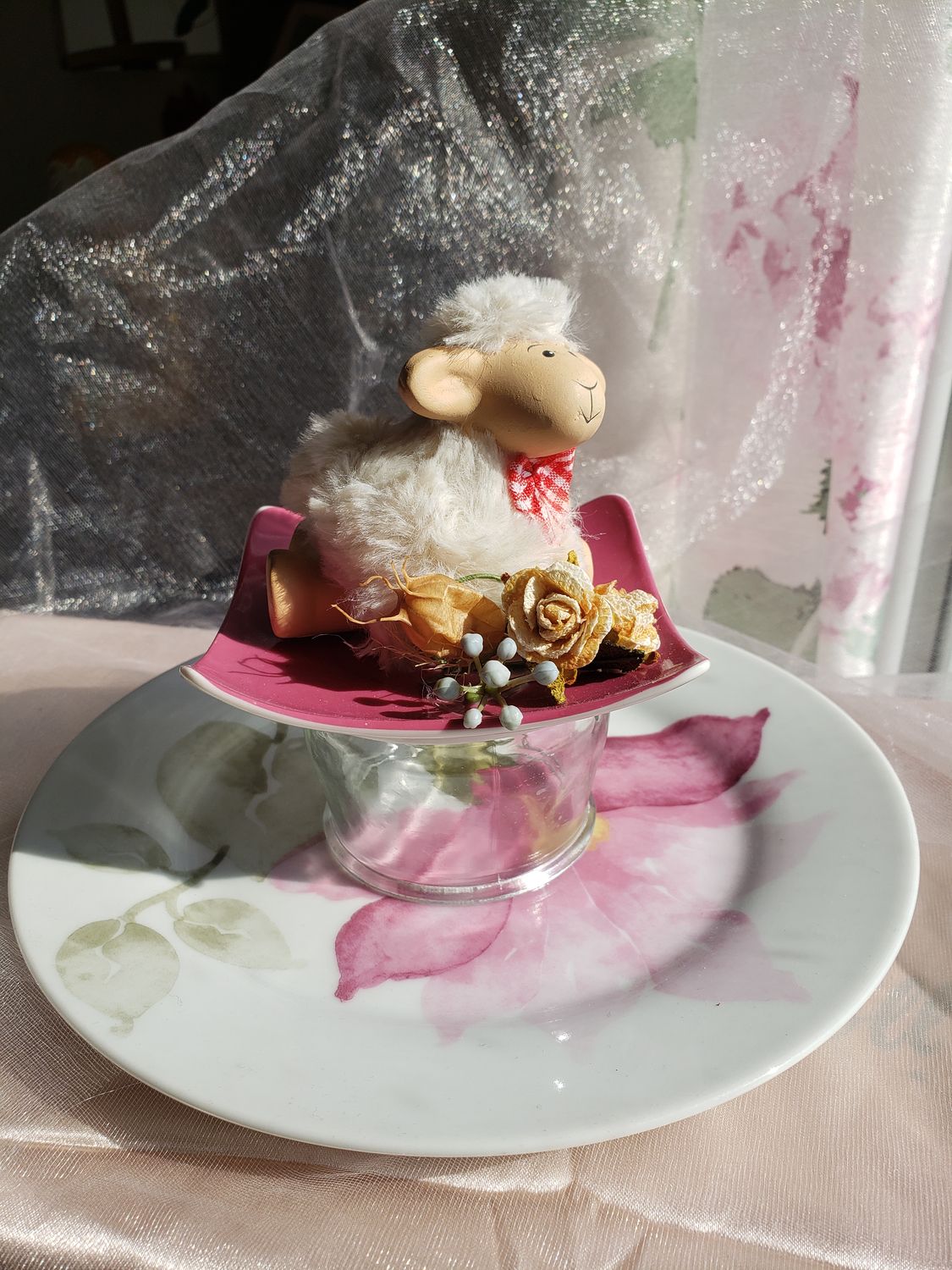 Agneau sur soucoupe – vue 2 – création faite main, Fleur et Chuchotement
