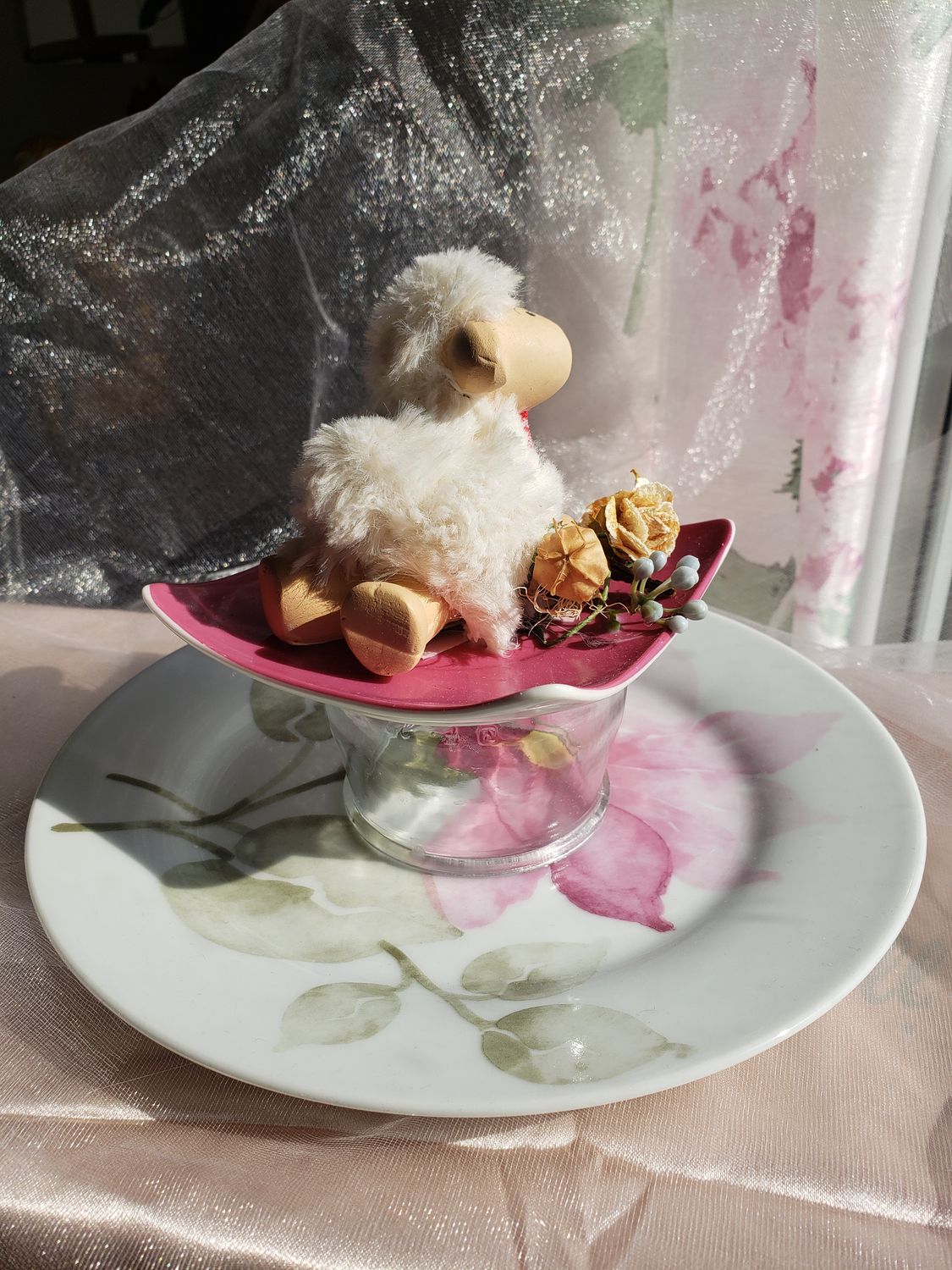 Agneau sur soucoupe – vue 3 – création faite main, Fleur et Chuchotement