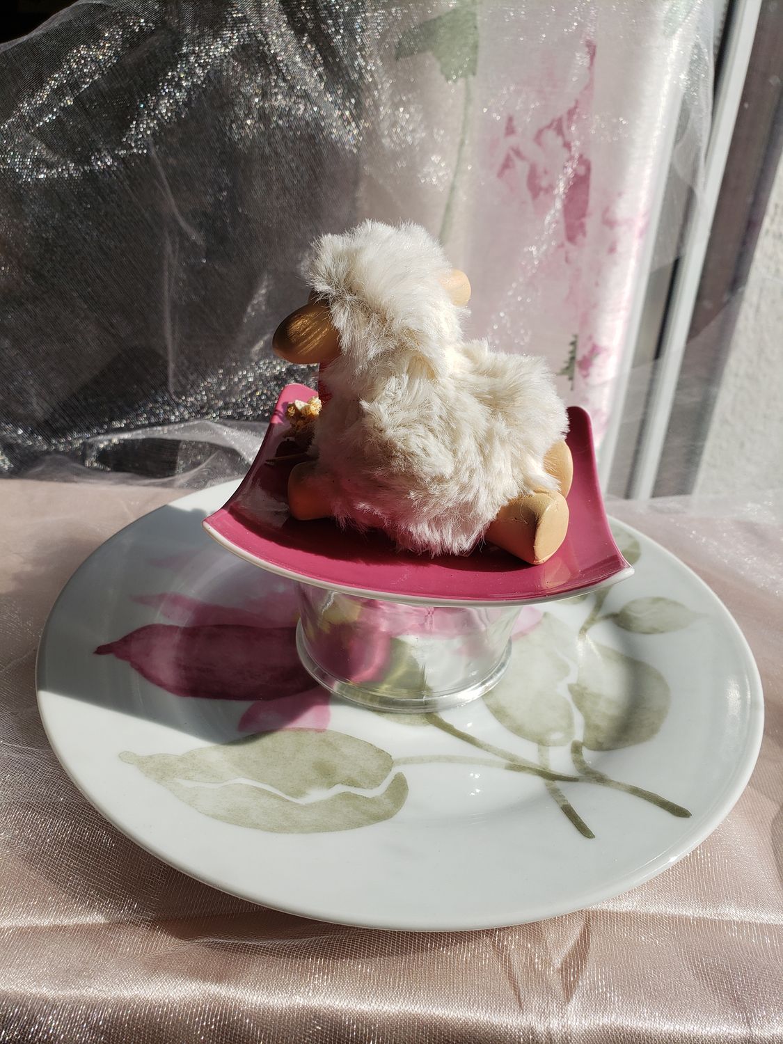 Agneau sur soucoupe – vue 4 – création faite main, Fleur et Chuchotement