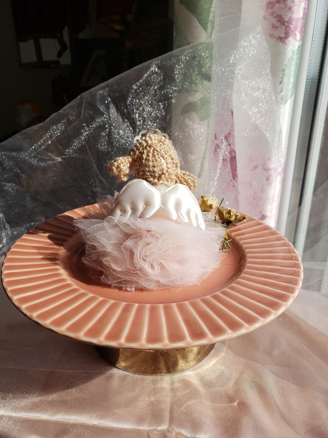 Ange aux roses et tulle – vue 3 – création faite main, Fleur et Chuchotement