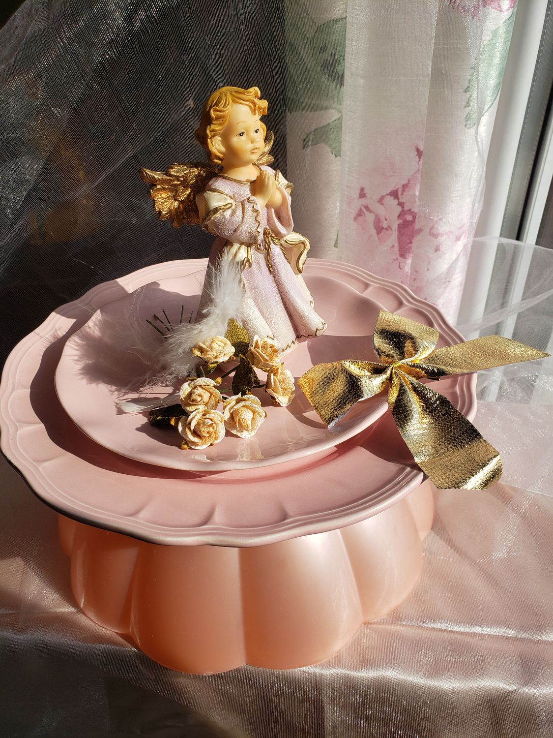 Ange rose en priere – vue 2 – création faite main, Fleur et Chuchotement
