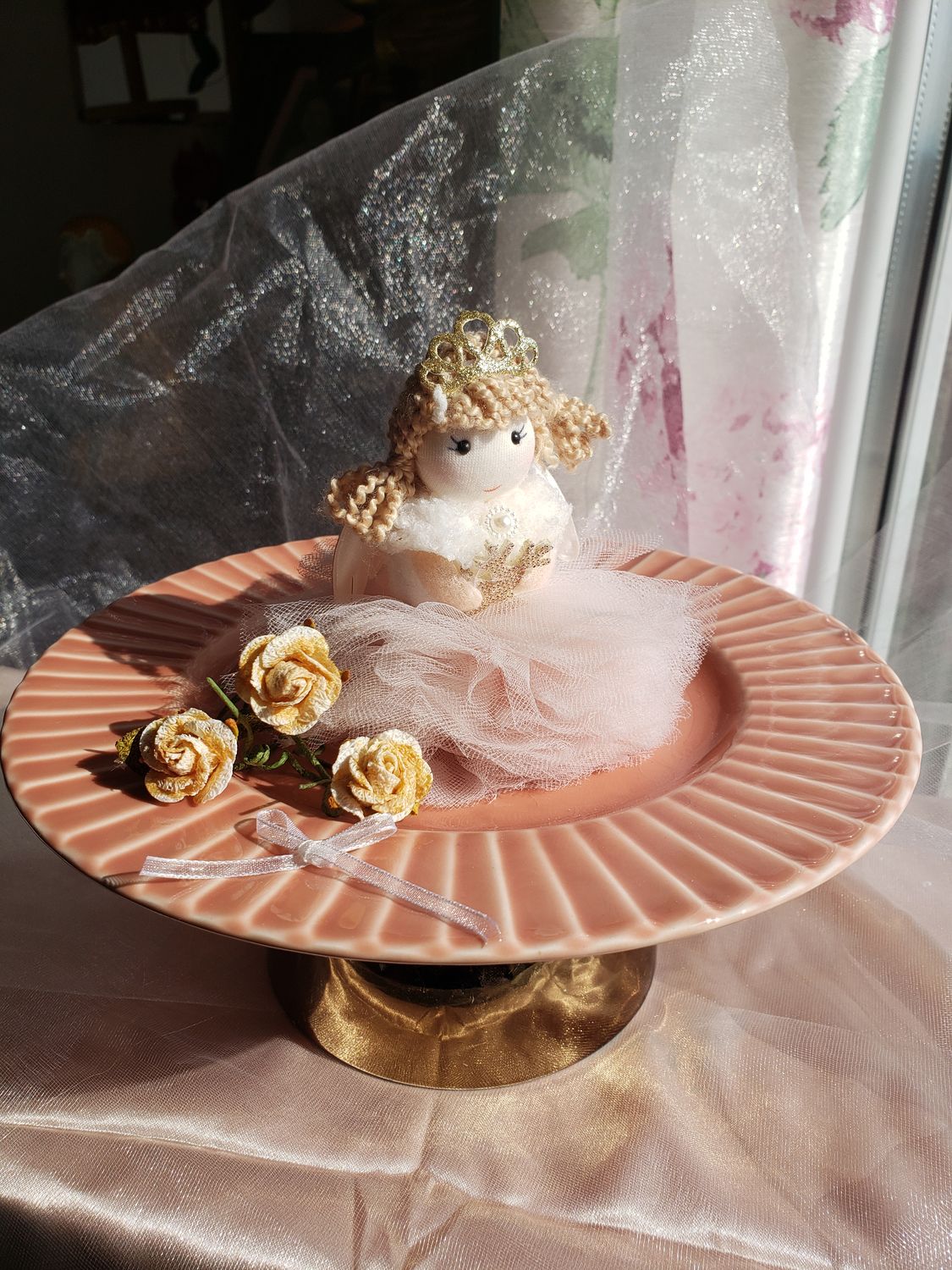 Ange aux roses et tulle – vue 2 – création faite main, Fleur et Chuchotement