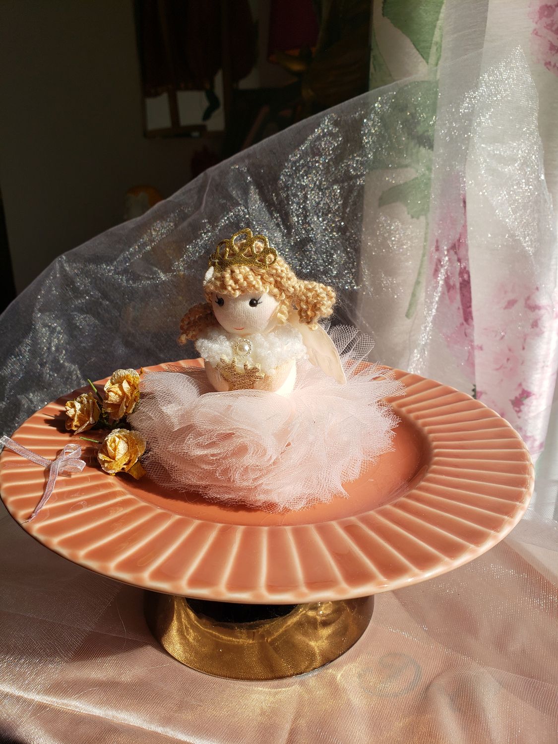 Ange aux roses et tulle – vue 4 – création faite main, Fleur et Chuchotement