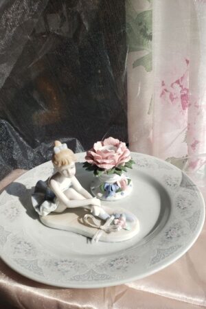 Danseuse assise – création faite main, Fleur et Chuchotement