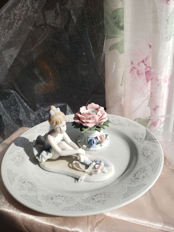 Danseuse assise – création faite main, Fleur et Chuchotement