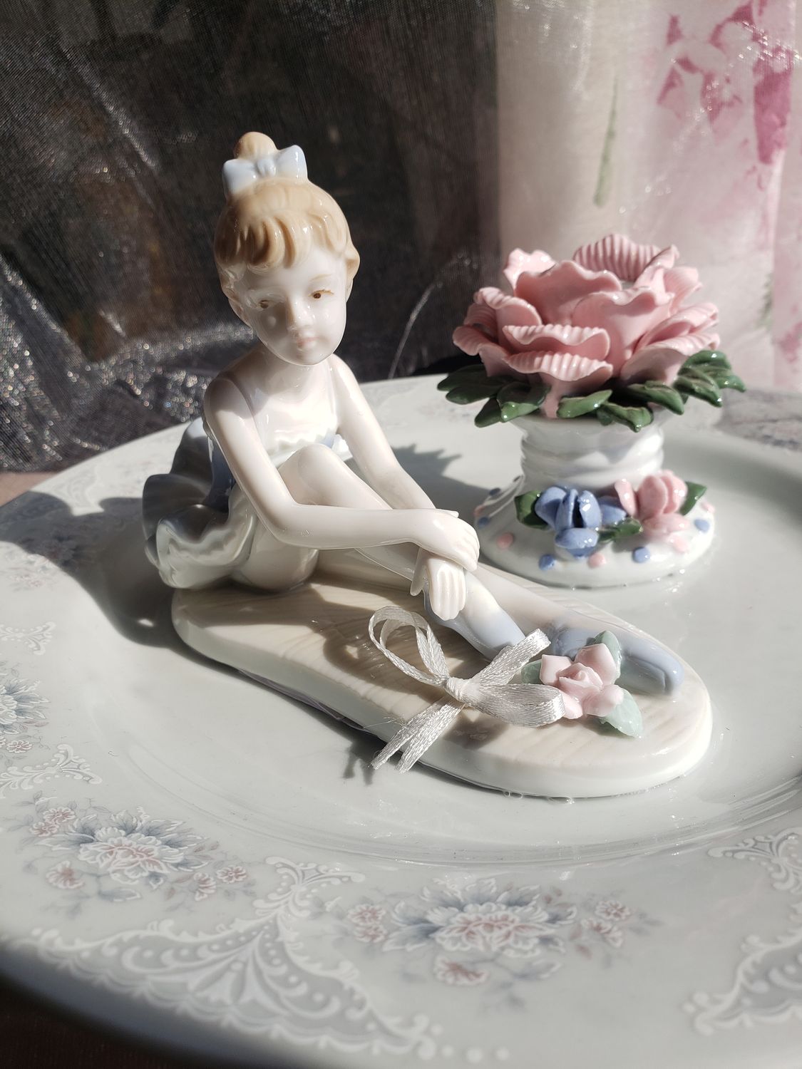 Danseuse assise – vue 2 – création faite main, Fleur et Chuchotement