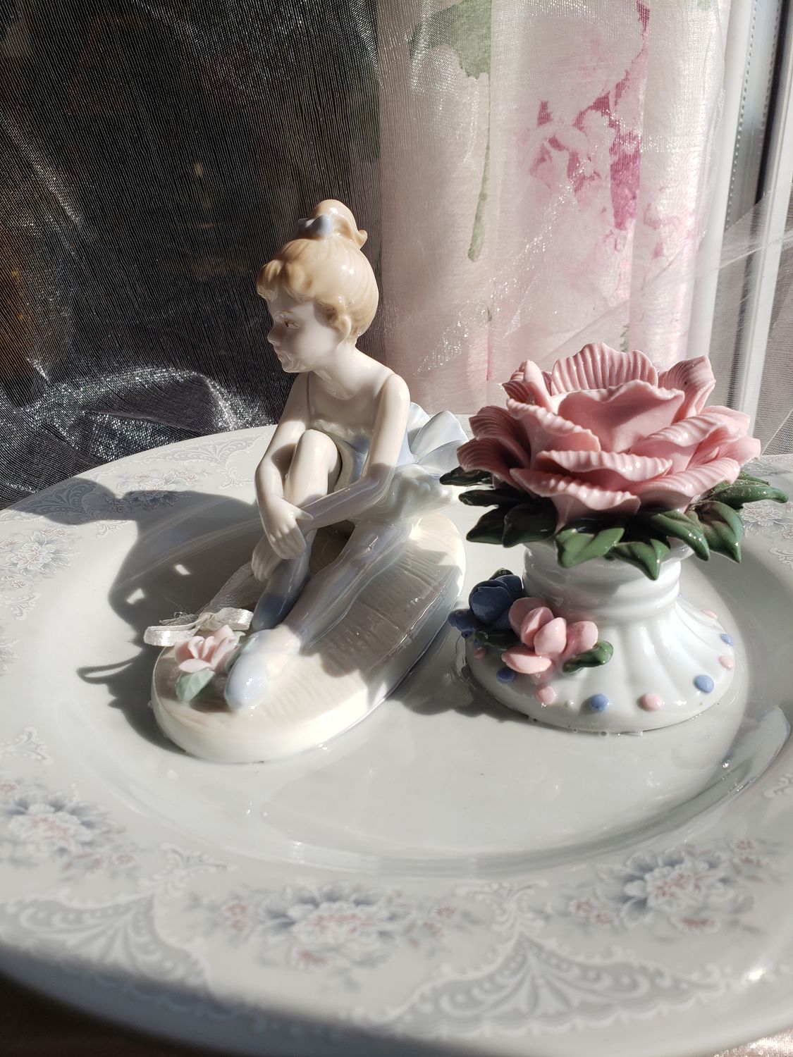 Danseuse assise – vue 3 – création faite main, Fleur et Chuchotement