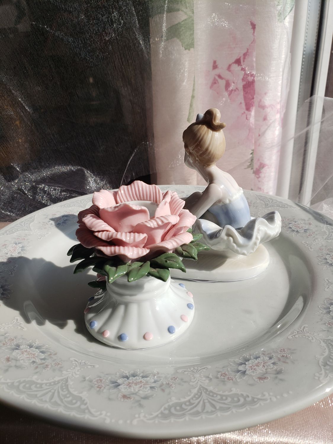 Danseuse assise – vue 4 – création faite main, Fleur et Chuchotement
