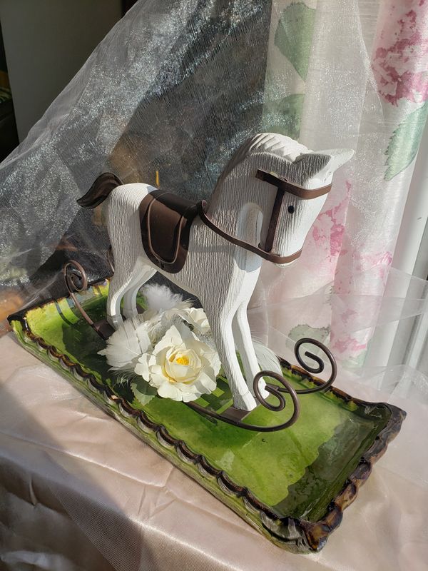 Cheval à bascule – création faite main, Fleur et Chuchotement