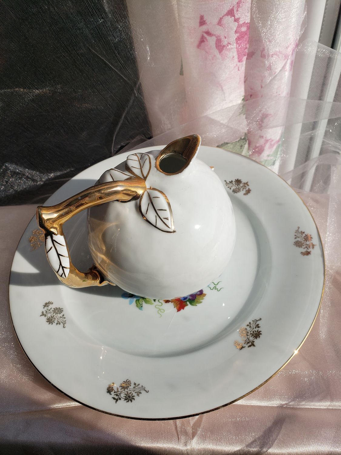 Carafe ronde porcelaine – vue 3 – création faite main, Fleur et Chuchotement