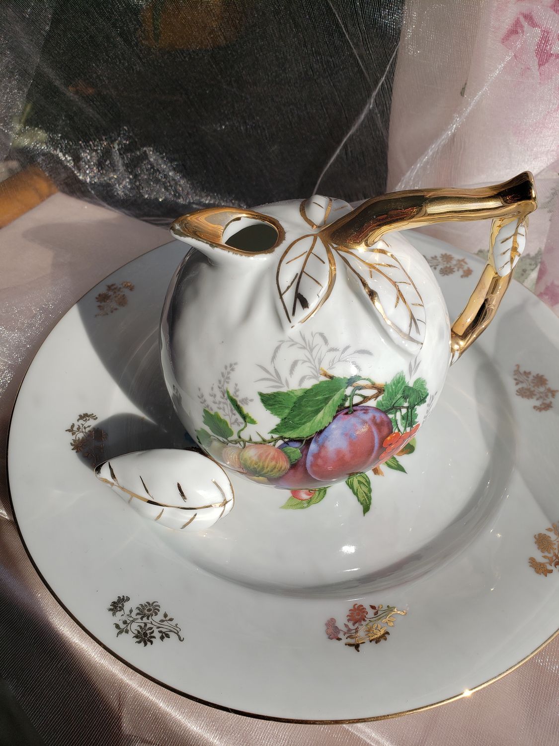 Carafe ronde porcelaine – vue 4 – création faite main, Fleur et Chuchotement