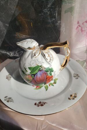 Carafe ronde porcelaine – création faite main, Fleur et Chuchotement