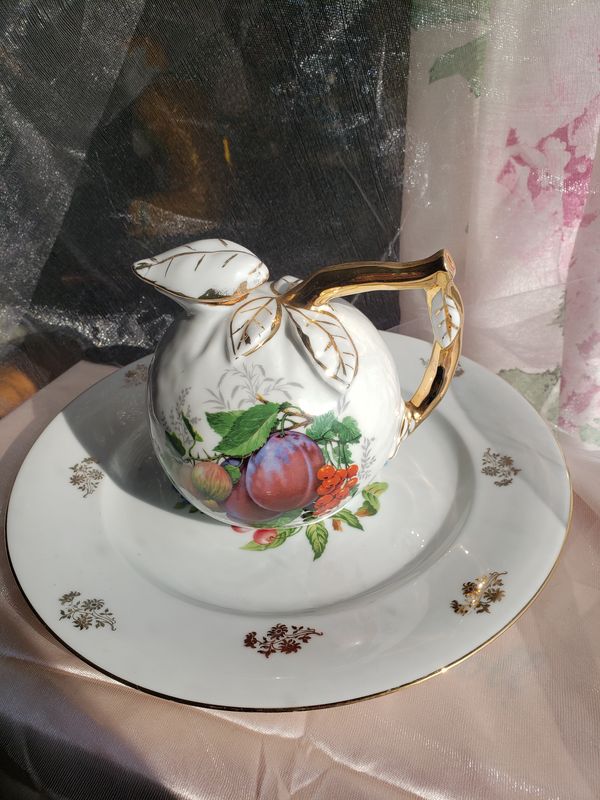 Carafe ronde porcelaine – création faite main, Fleur et Chuchotement