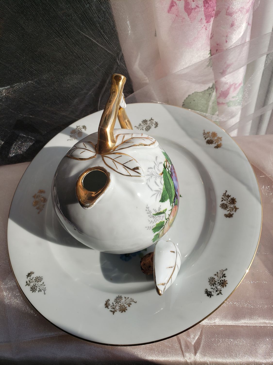 Carafe ronde porcelaine – vue 2 – création faite main, Fleur et Chuchotement