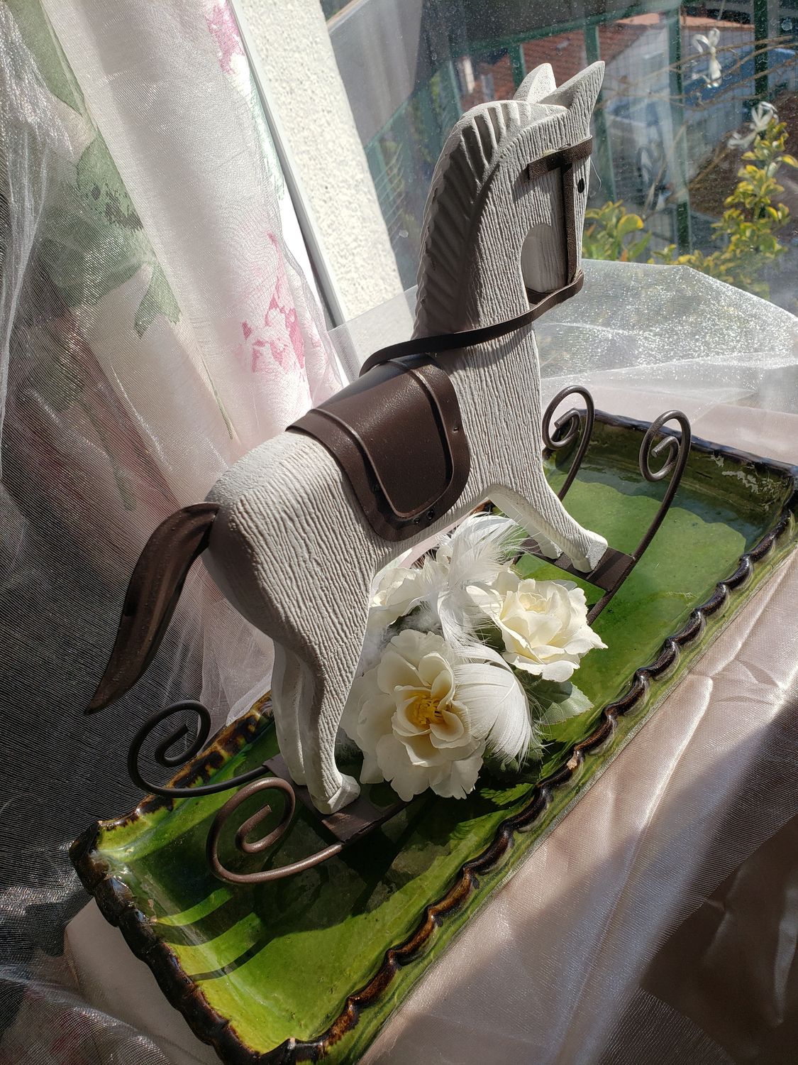 Cheval à bascule – vue 3 – création faite main, Fleur et Chuchotement