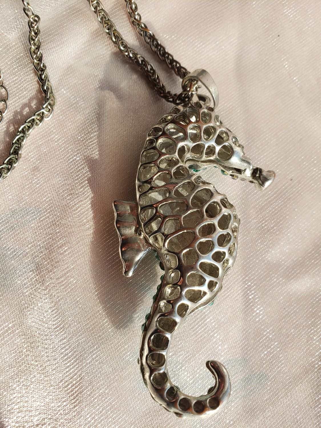 Sautoir hippocampe – vue 3 – création faite main, Fleur et Chuchotement