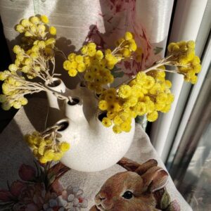 VASE MODERNE BLANC AUX FLEURS JAUNES