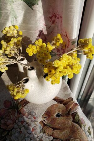 Vase moderne blanc aux fleurs jaunes – création faite main, Fleur et Chuchotement