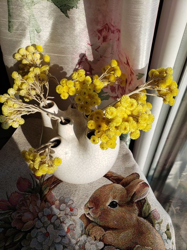 Vase moderne blanc aux fleurs jaunes – création faite main, Fleur et Chuchotement