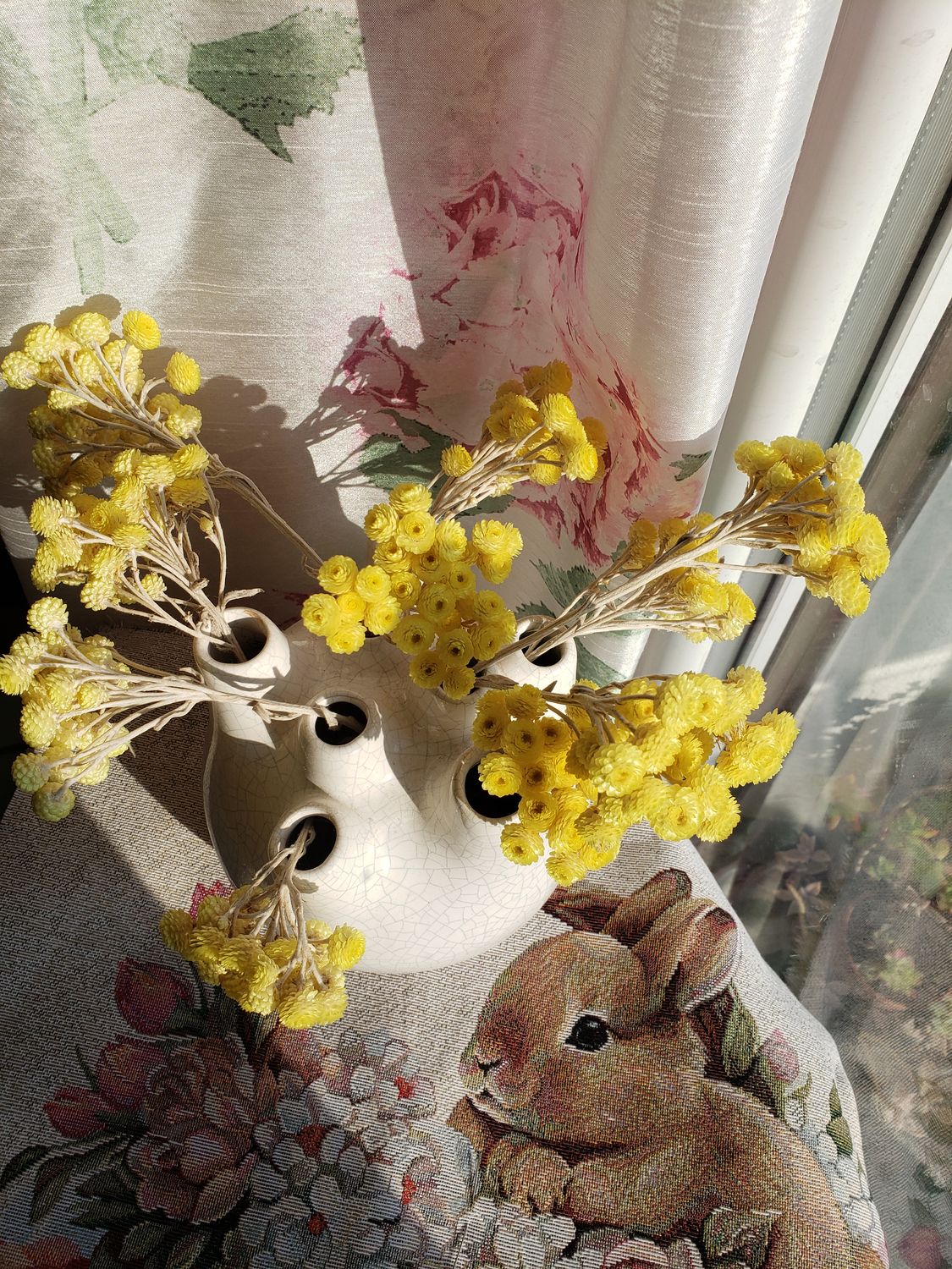 Vase moderne blanc aux fleurs jaunes – vue 2 – création faite main, Fleur et Chuchotement