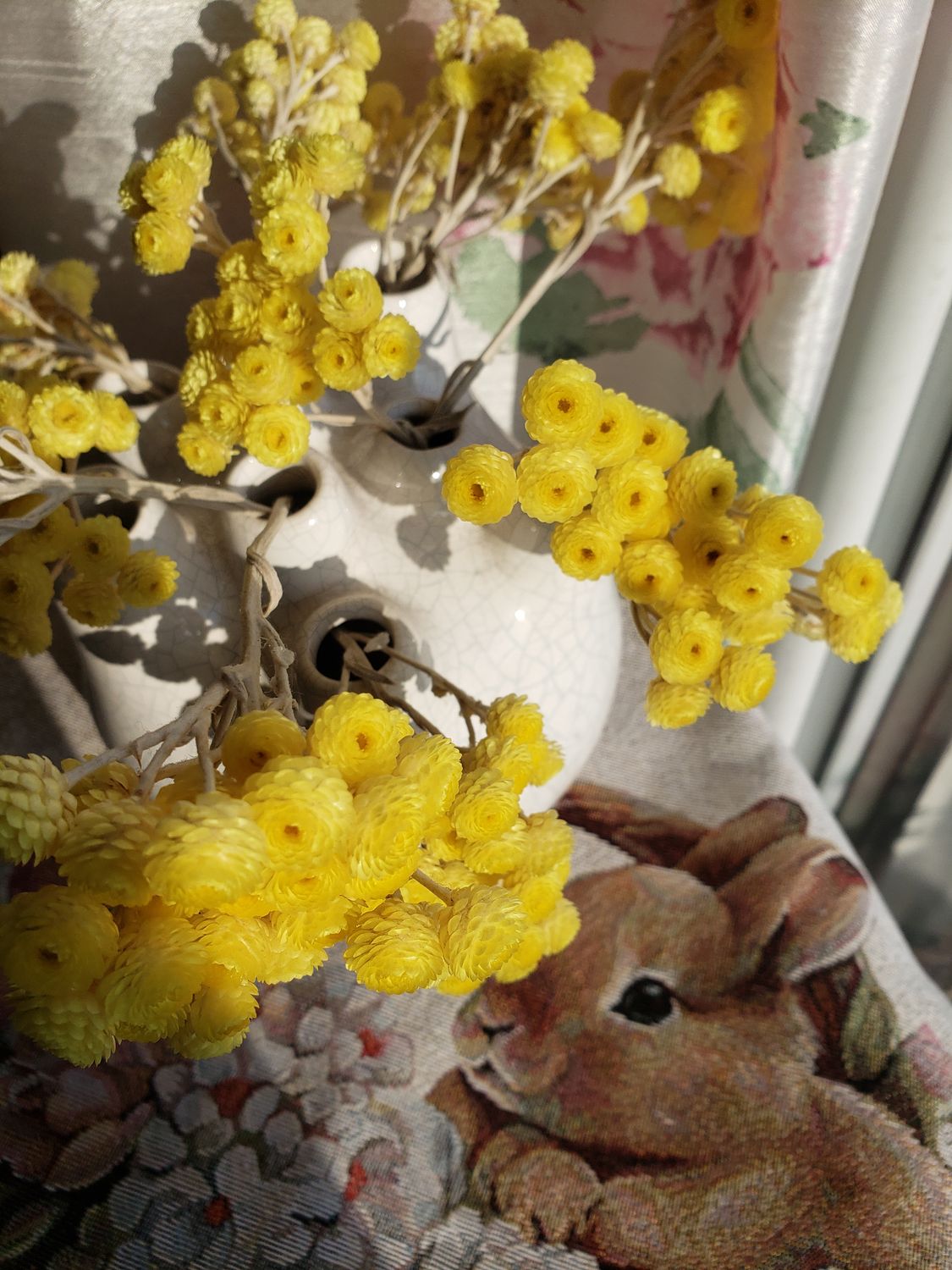Vase moderne blanc aux fleurs jaunes – vue 3 – création faite main, Fleur et Chuchotement