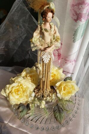 Demoiselle aux roses jaunes – création faite main, Fleur et Chuchotement