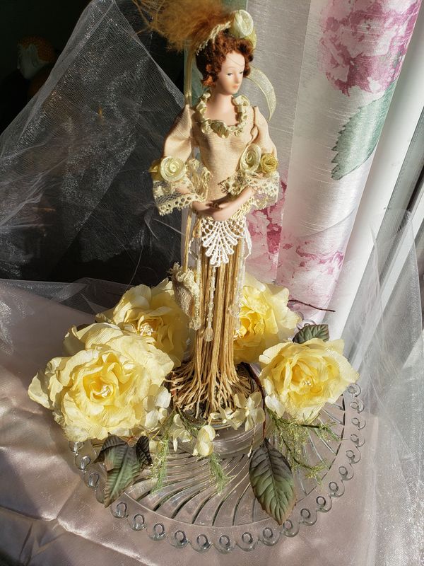 Demoiselle aux roses jaunes – création faite main, Fleur et Chuchotement