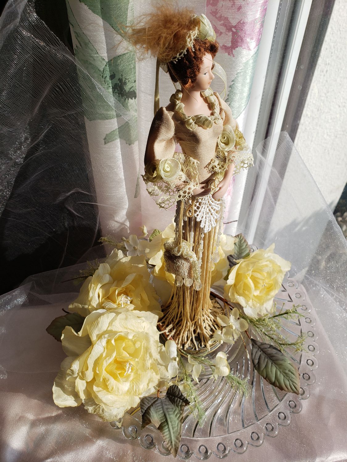 Demoiselle aux roses jaunes – vue 2 – création faite main, Fleur et Chuchotement