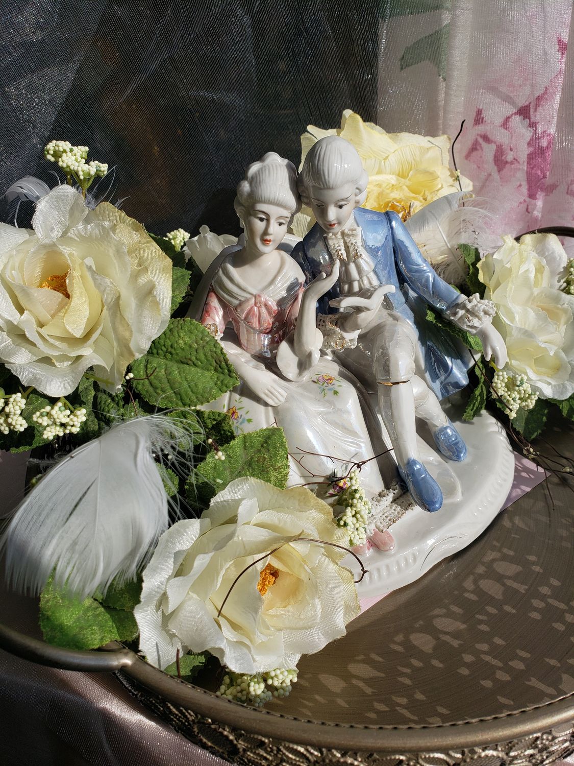Idylle au balcon fleuri – vue 2 – création faite main, Fleur et Chuchotement