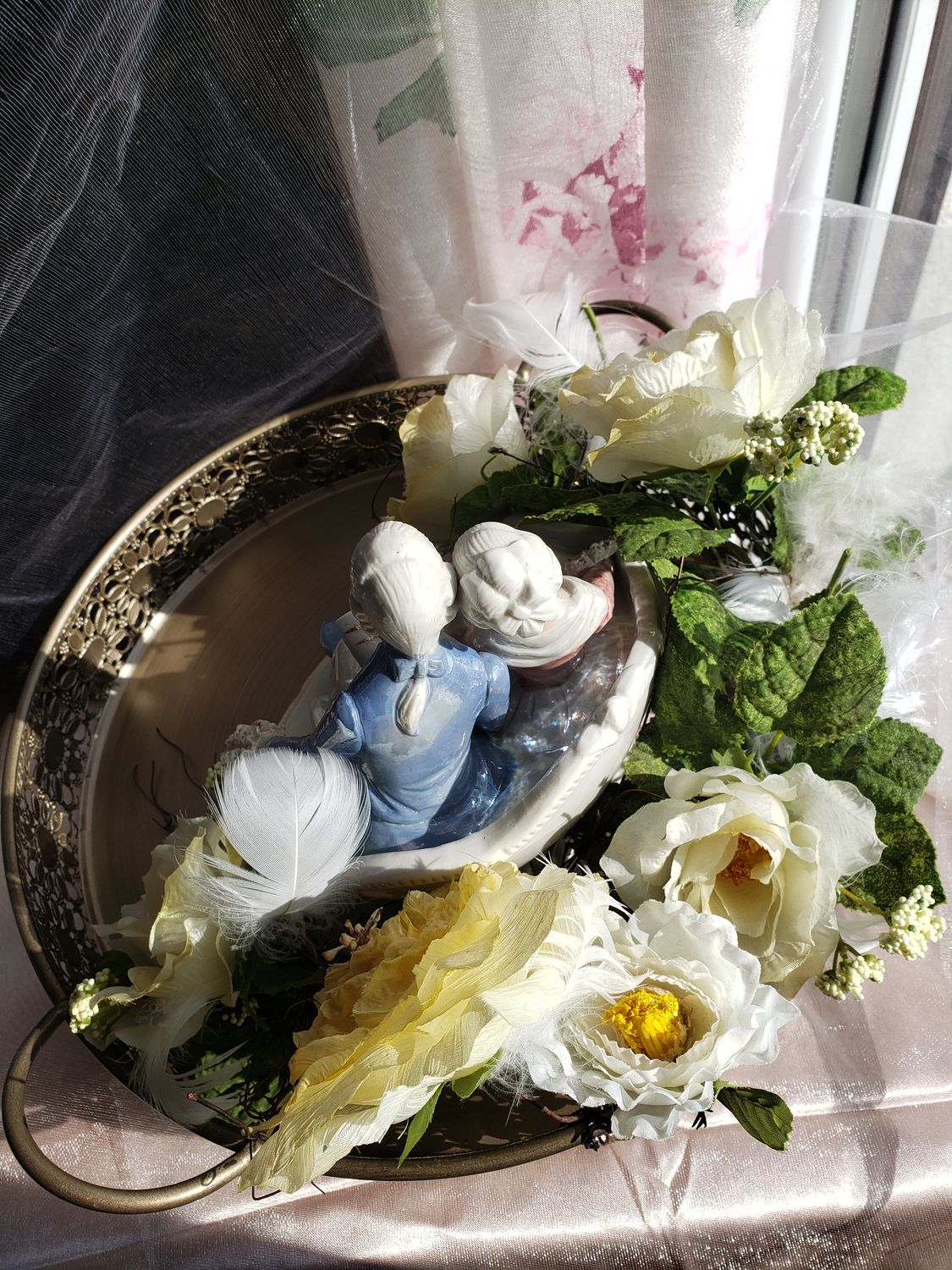 Idylle au balcon fleuri – vue 3 – création faite main, Fleur et Chuchotement
