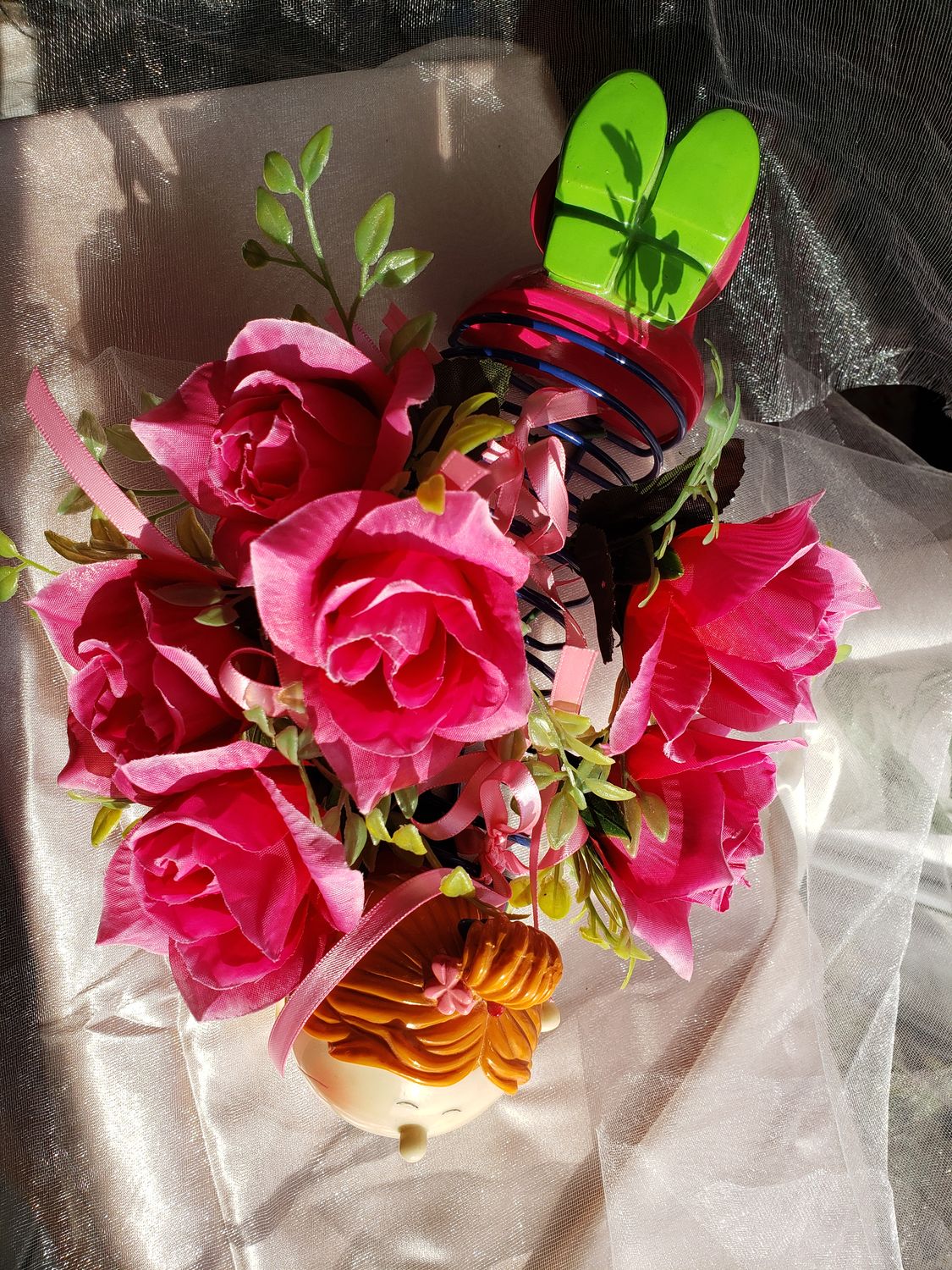 Le sourire aux roses de myrtille – vue 3 – création faite main, Fleur et Chuchotement