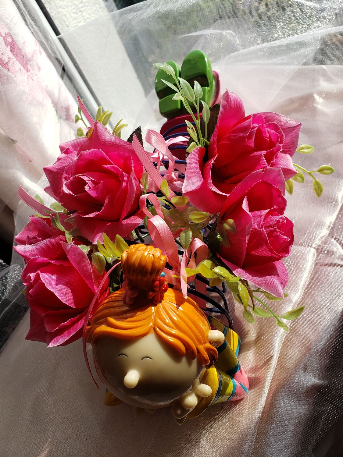 Le sourire aux roses de myrtille – vue 2 – création faite main, Fleur et Chuchotement