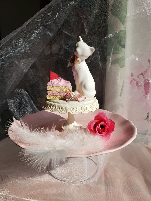 Goûter du chat blanc – création faite main, Fleur et Chuchotement