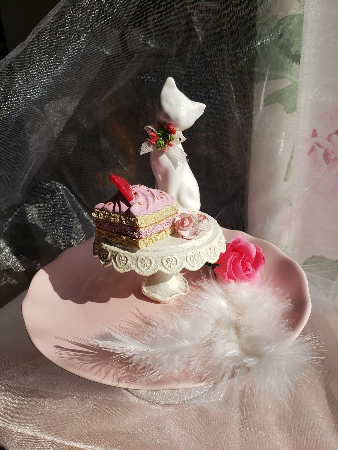 Goûter du chat blanc – vue 2 – création faite main, Fleur et Chuchotement