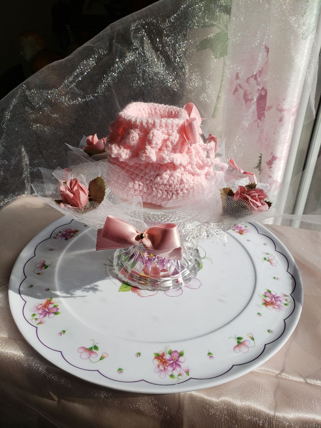 Petit peton rose au crochet – vue 2 – création faite main, Fleur et Chuchotement