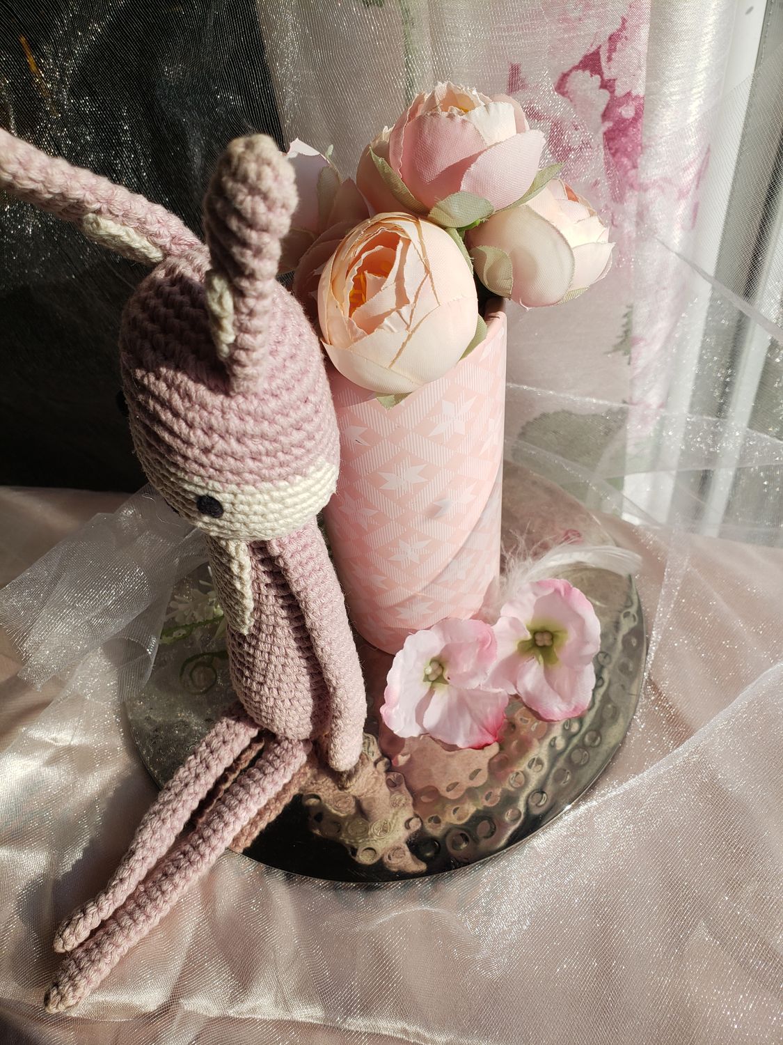 Plumier lapinou rose au crochet – vue 2 – création faite main, Fleur et Chuchotement