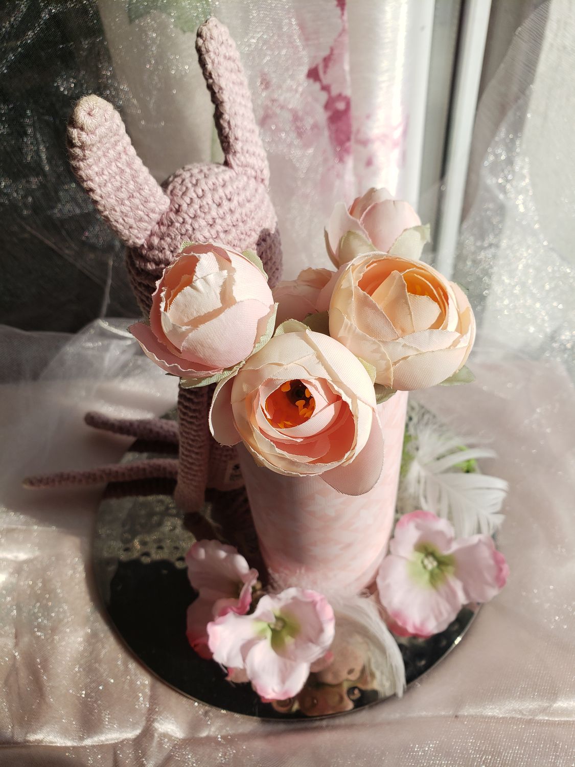 Plumier lapinou rose au crochet – vue 3 – création faite main, Fleur et Chuchotement